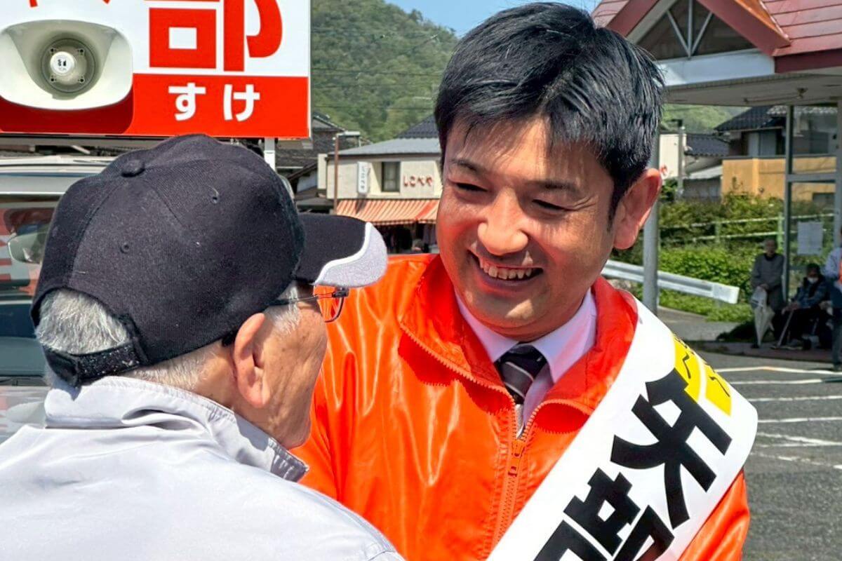 八頭町長選挙矢部けいすけ立候補者選挙戦初日の活動風景1