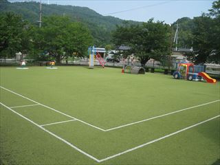 郡家ふれあいドームの遊具と芝生広場